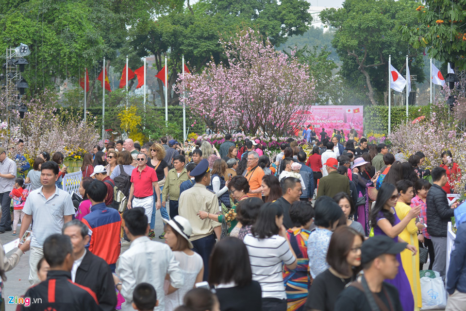 Lễ hội hoa anh đào bên hồ Gươm đông nghẹt du khách